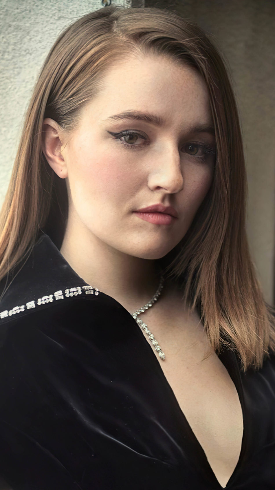 Brunette Kaitlyn Dever Wallpapers