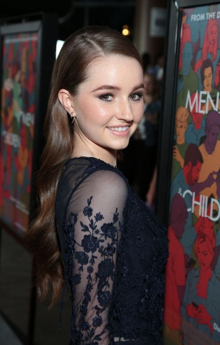 Brunette Kaitlyn Dever Wallpapers