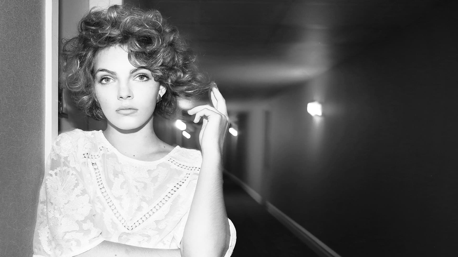 Camren Bicondova Monochrome Wallpapers