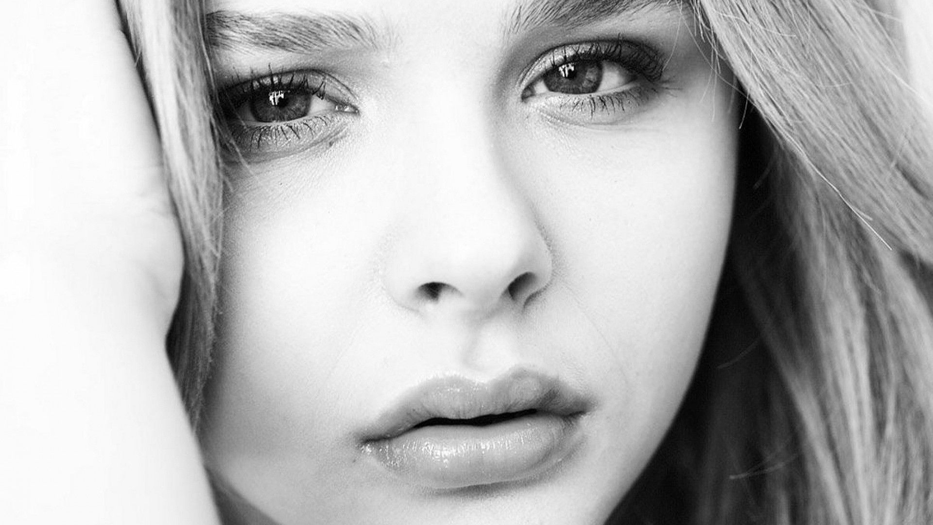 ChloГ« Grace Moretz Monochrome Wallpapers