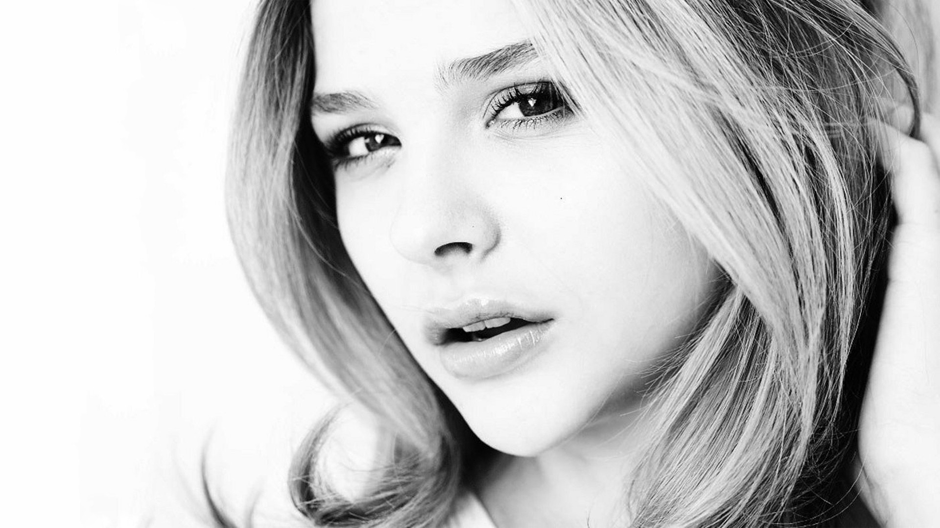 ChloГ« Grace Moretz Monochrome Wallpapers