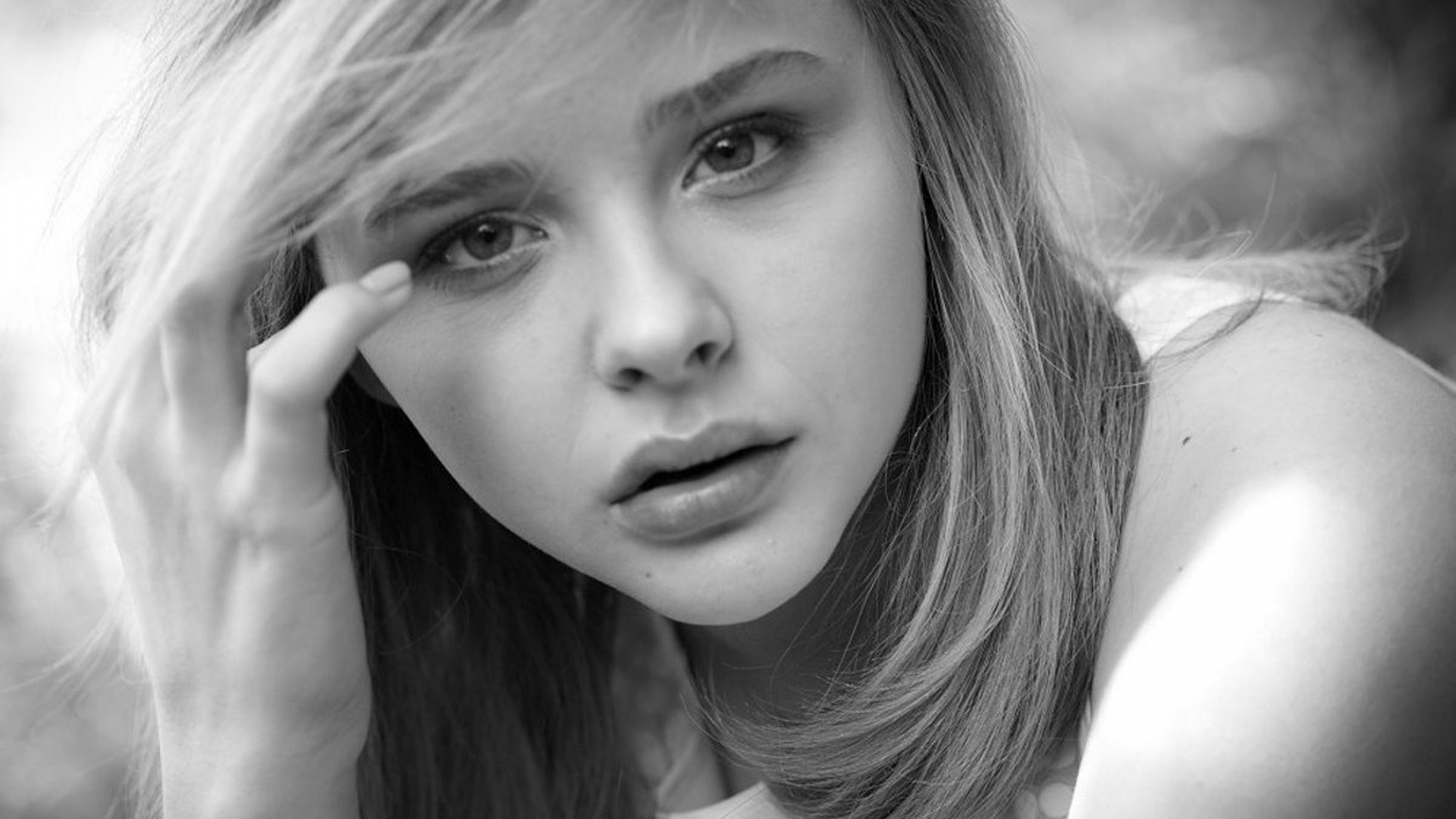 ChloГ« Grace Moretz Monochrome Wallpapers