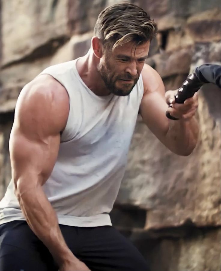 Chris Hemsworth Workout Wallpapers