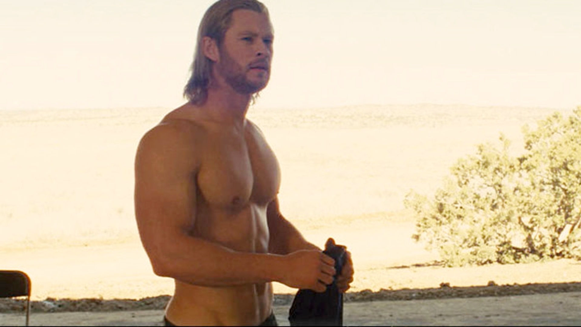 Chris Hemsworth Workout Wallpapers