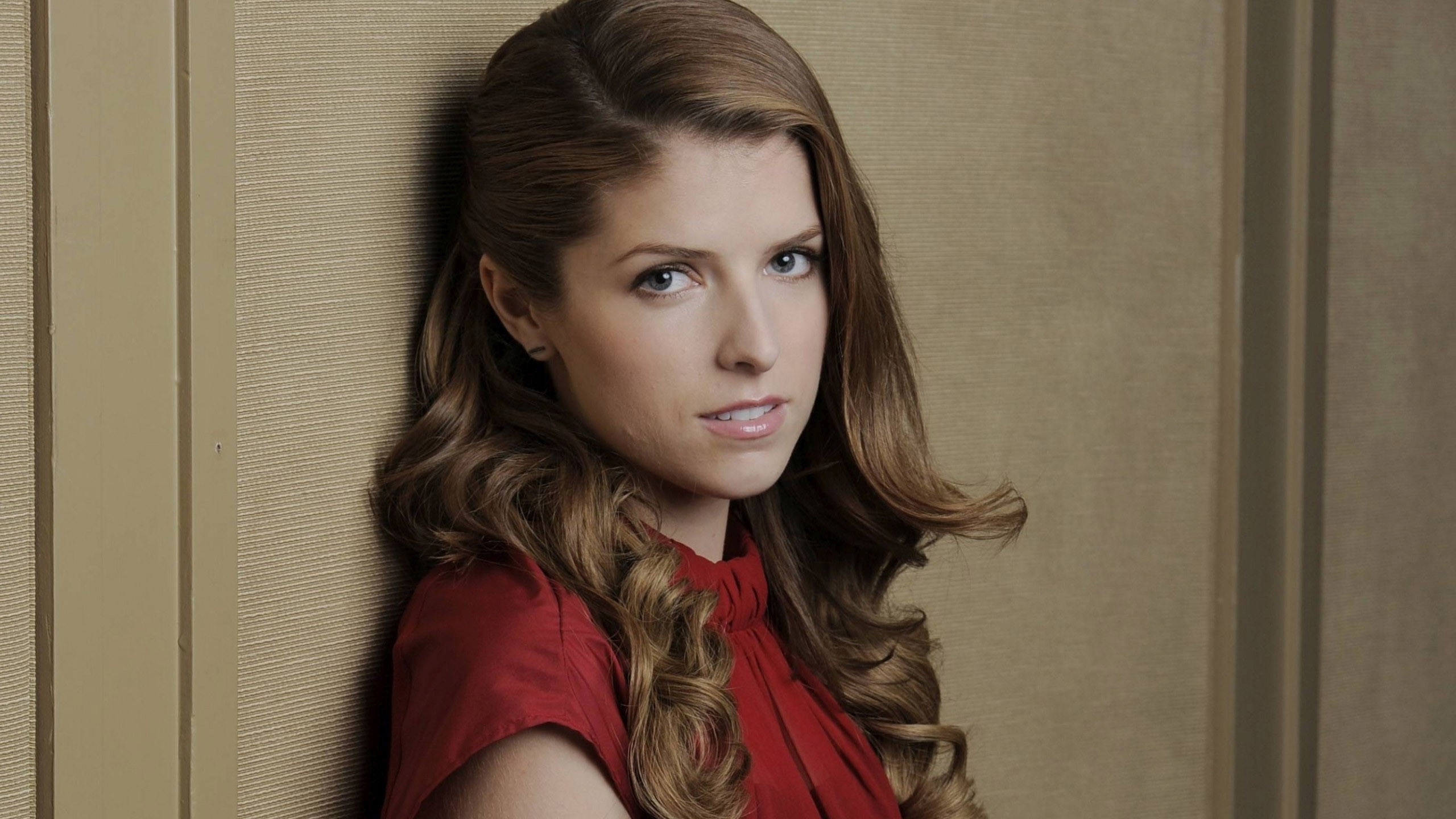 Cute Anna Kendrick Playing With Kittens Wallpapers