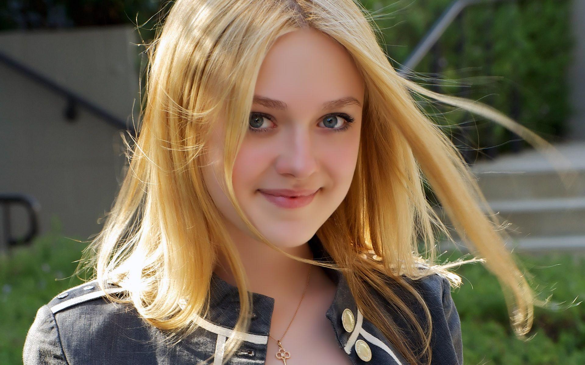 Cute Dakota Fanning Wallpapers