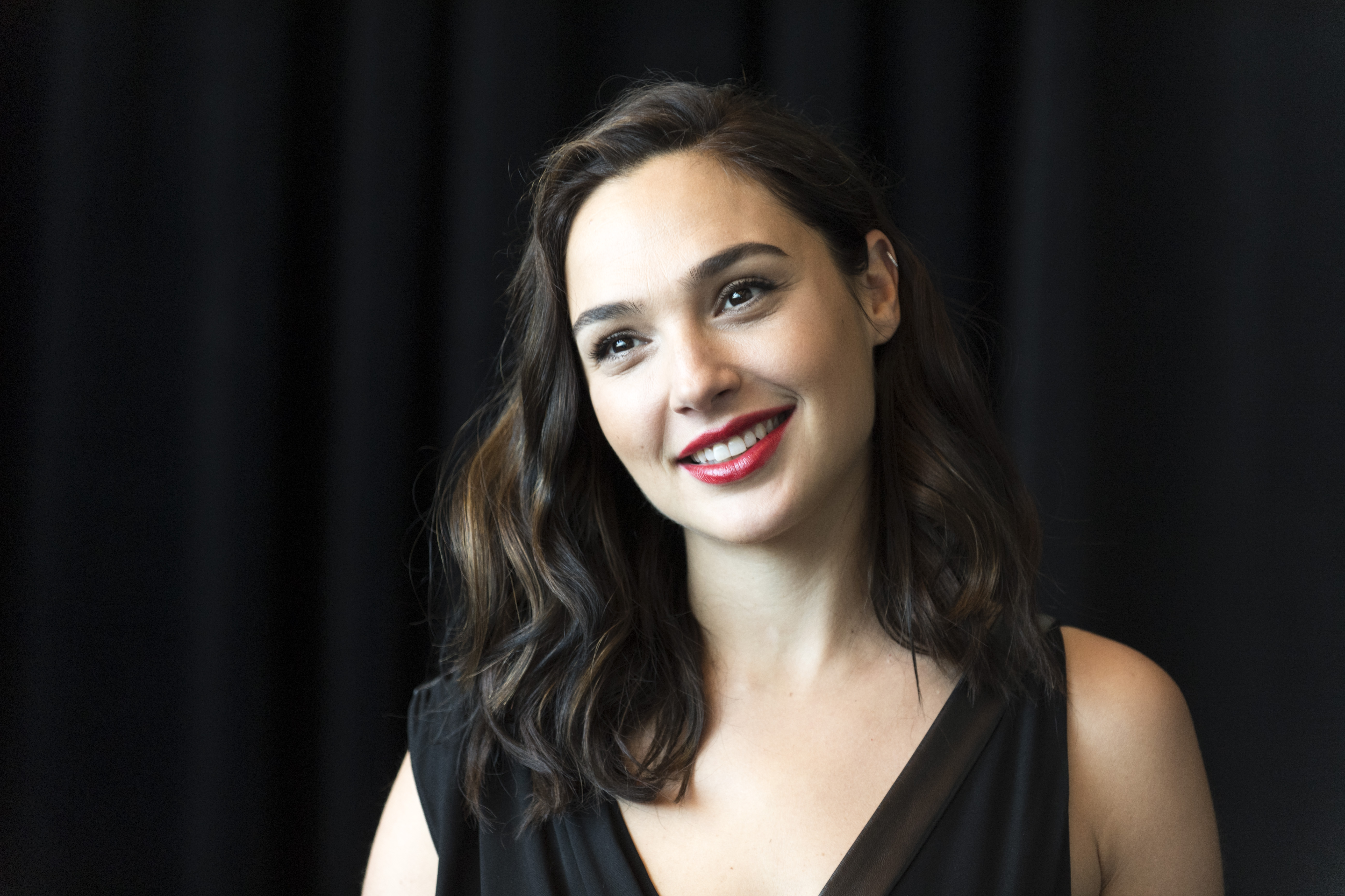 Cute Gal Gadot Smiling Wallpapers