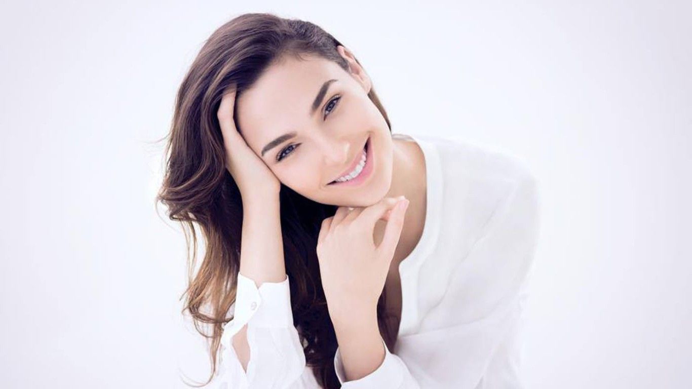 Cute Gal Gadot Smiling Wallpapers