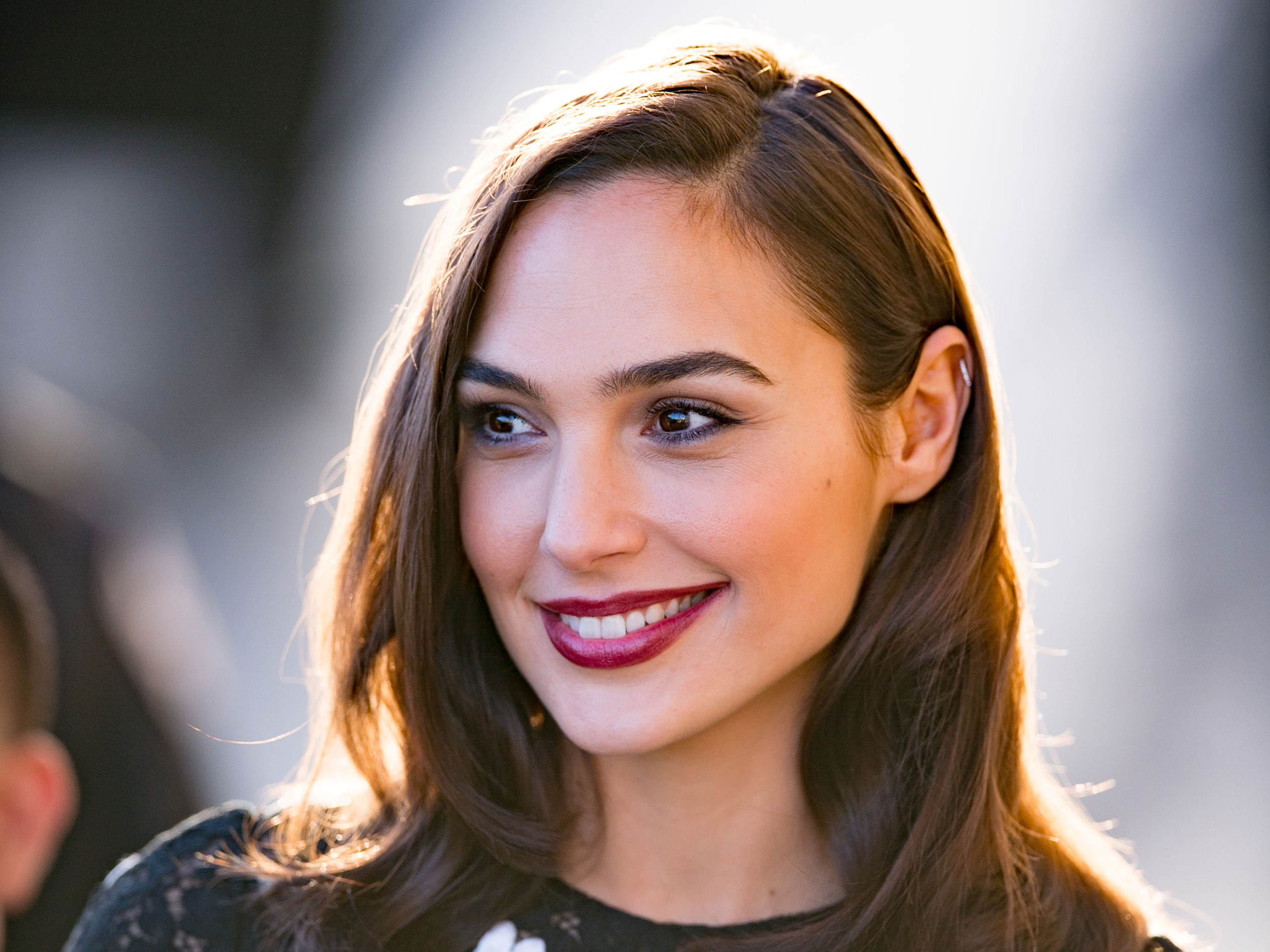 Cute Gal Gadot Smiling Wallpapers