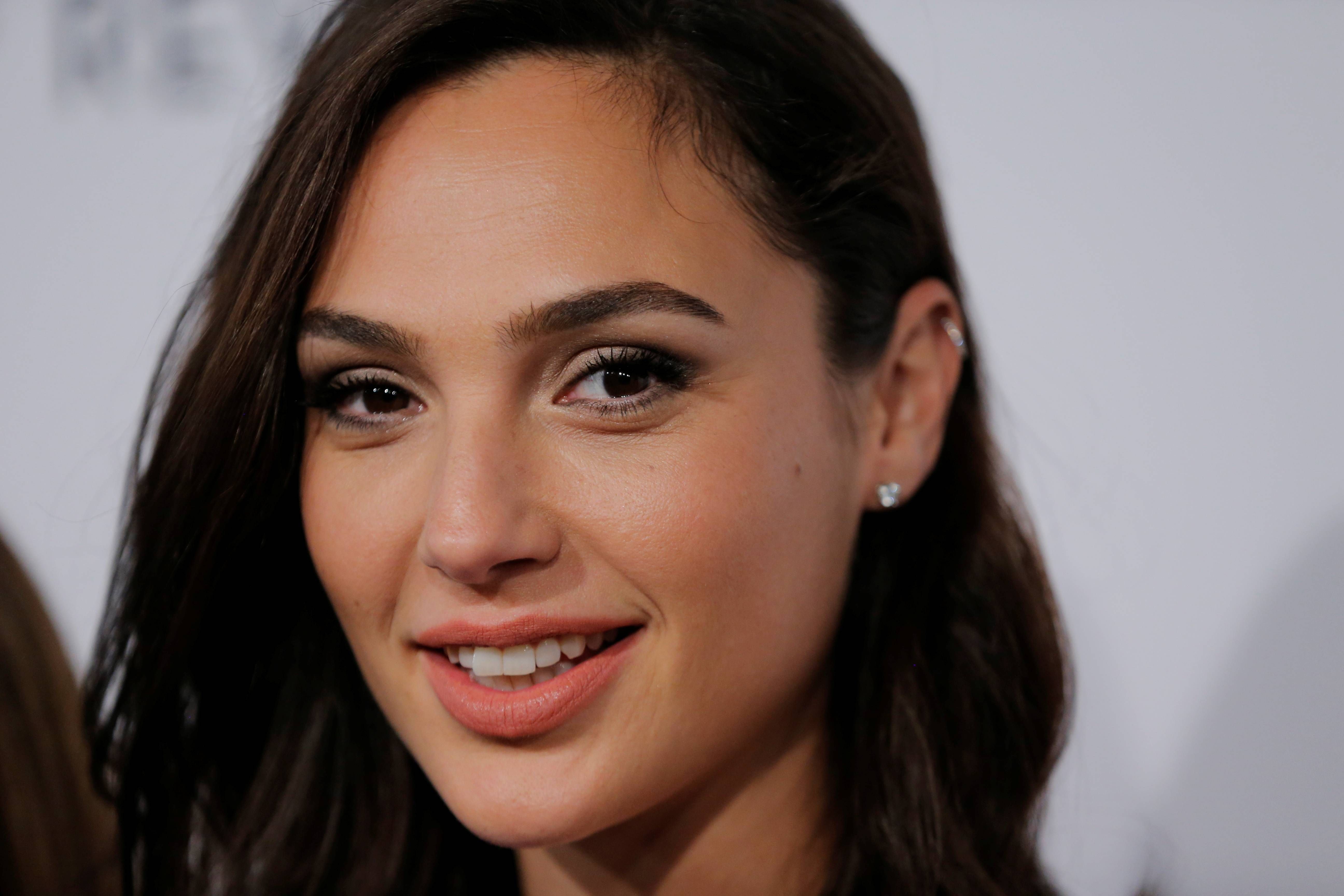 Cute Gal Gadot Smiling Wallpapers