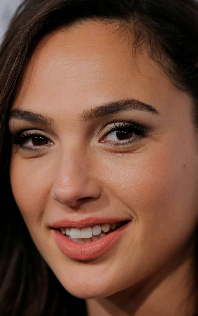 Cute Gal Gadot Smiling Wallpapers