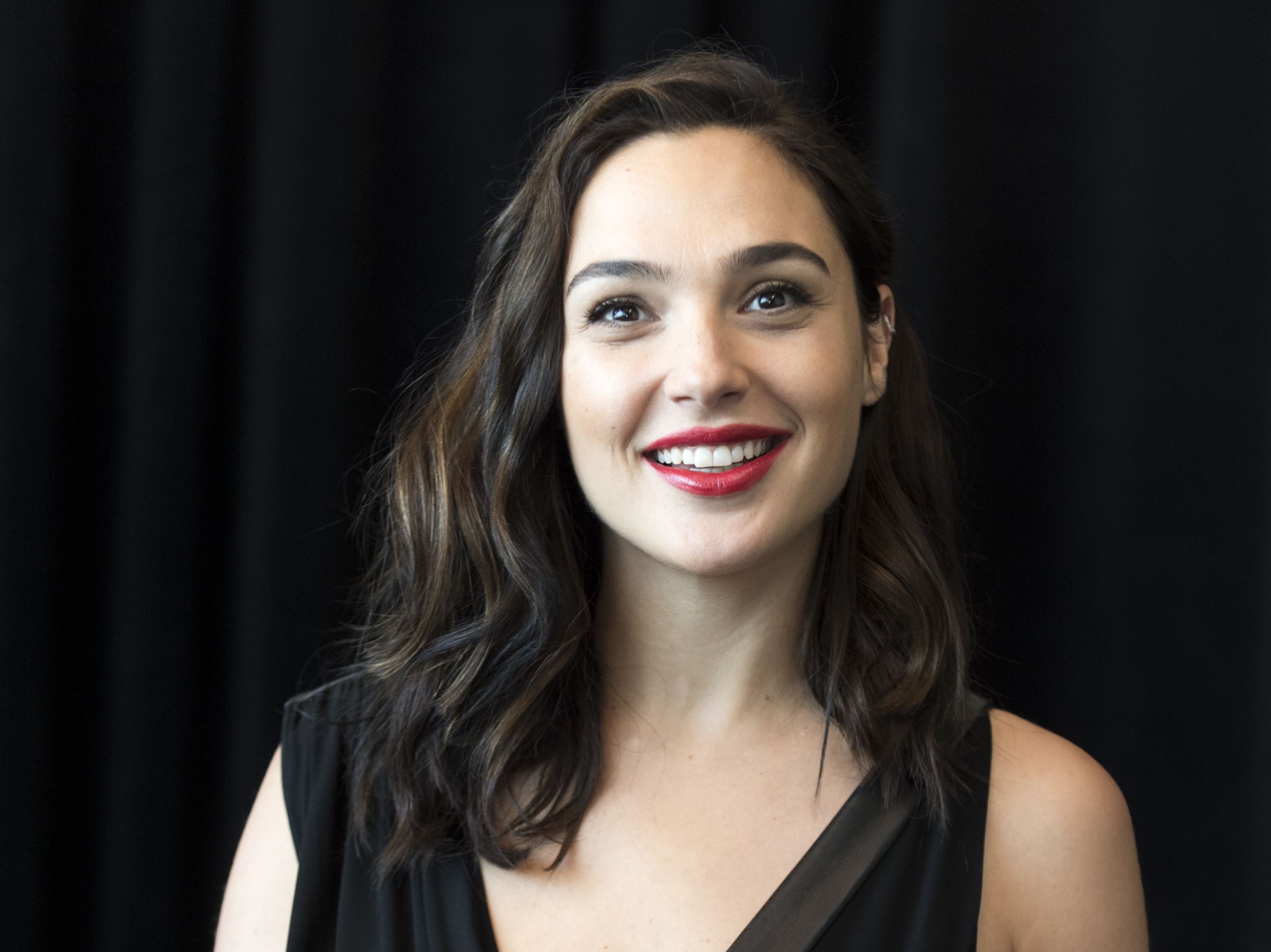 Cute Gal Gadot Smiling Wallpapers