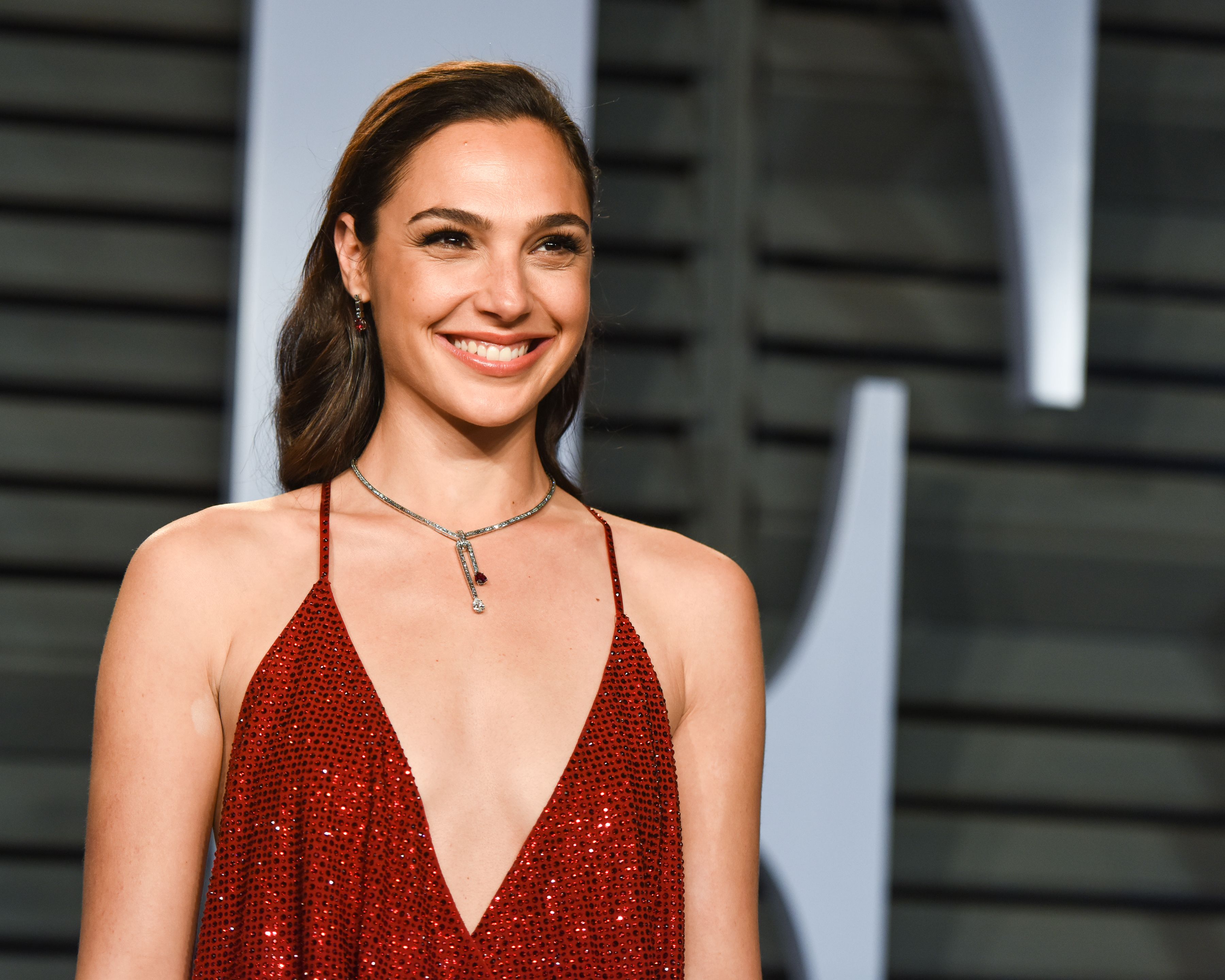 Cute Gal Gadot Smiling Wallpapers