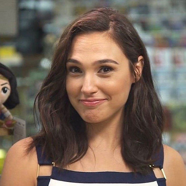 Cute Gal Gadot Smiling Wallpapers