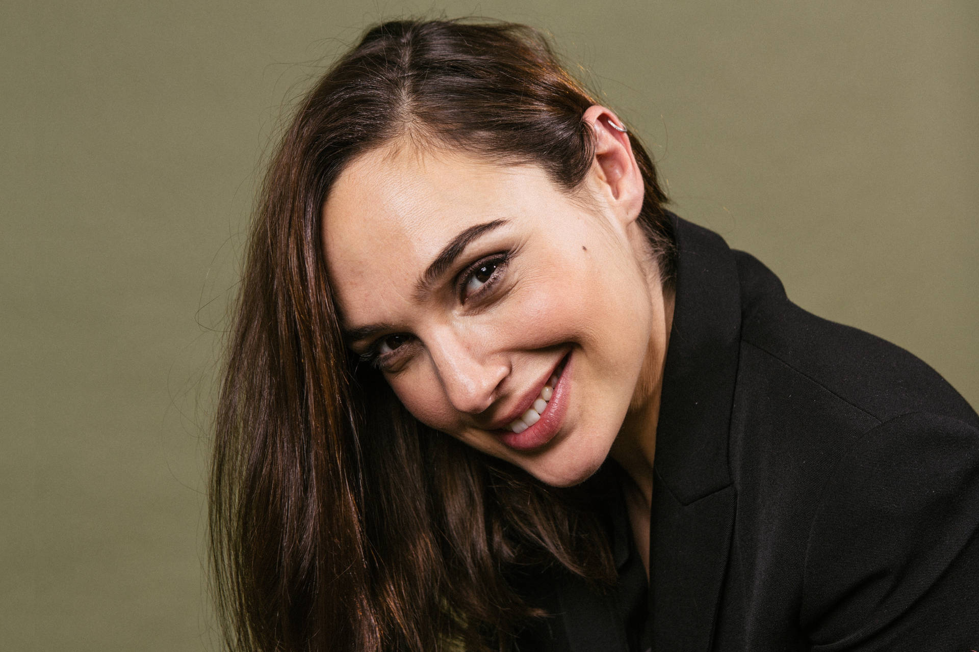 Cute Gal Gadot Smiling Wallpapers