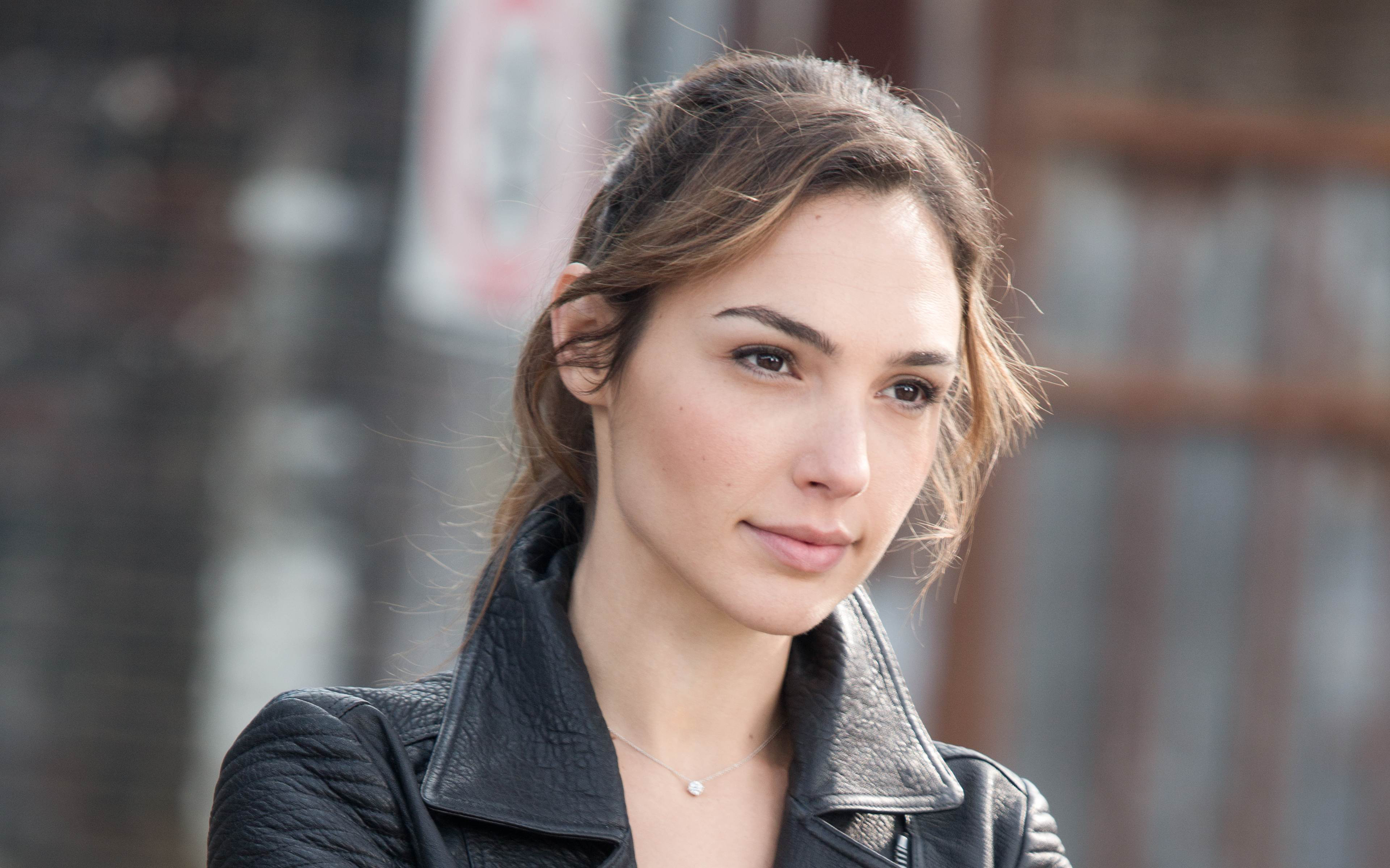 Cute Gal Gadot Smiling Wallpapers