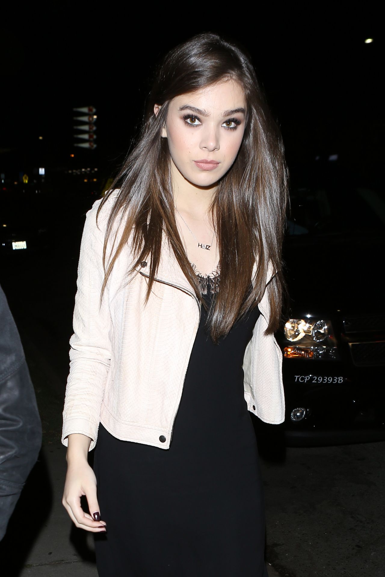 Cute Hailee Steinfeld in Black Wallpapers