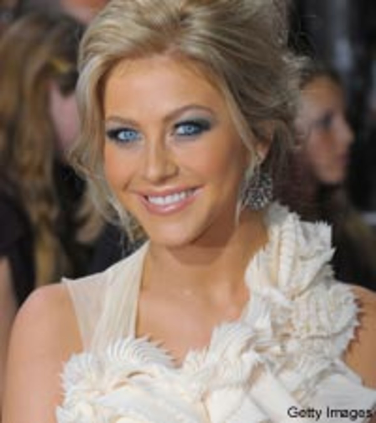 Cute Julianne Hough Smiling Wallpapers