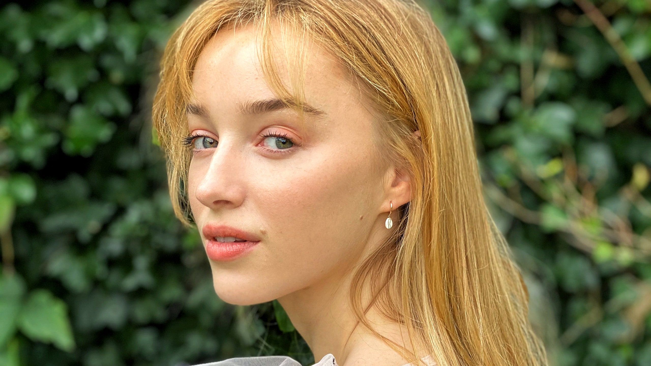 Cute Phoebe Dynevor Wallpapers