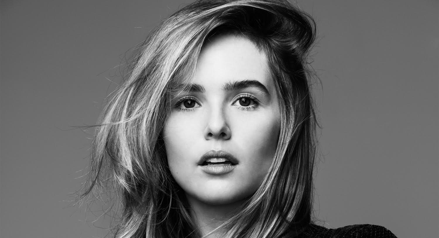 Cute Zoey Deutch In Black Wallpapers