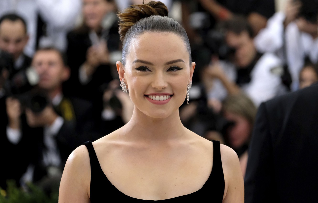 Daisy Ridley Smile Wallpapers