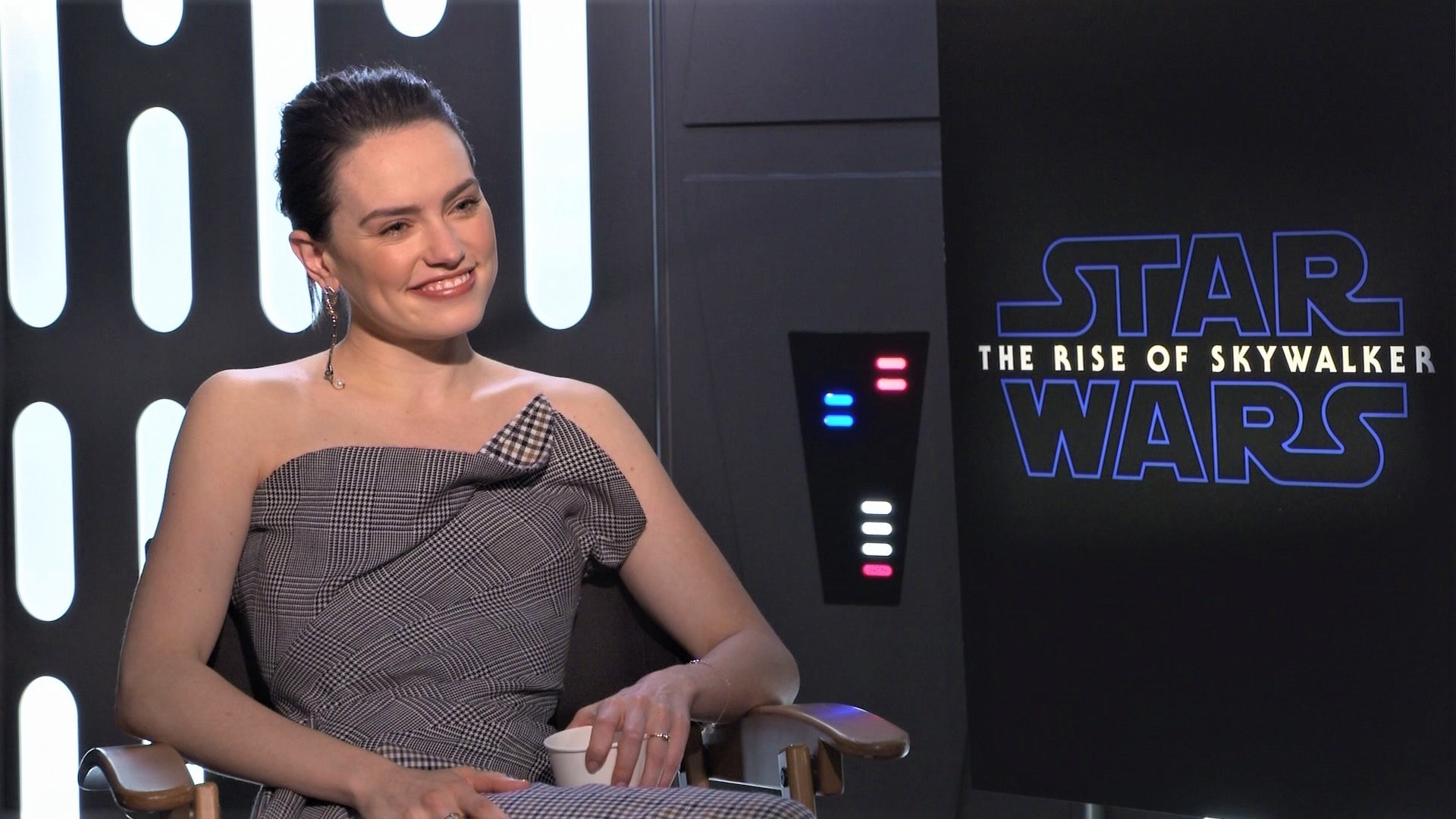 Daisy Ridley Smiling In Green Dress Wallpapers