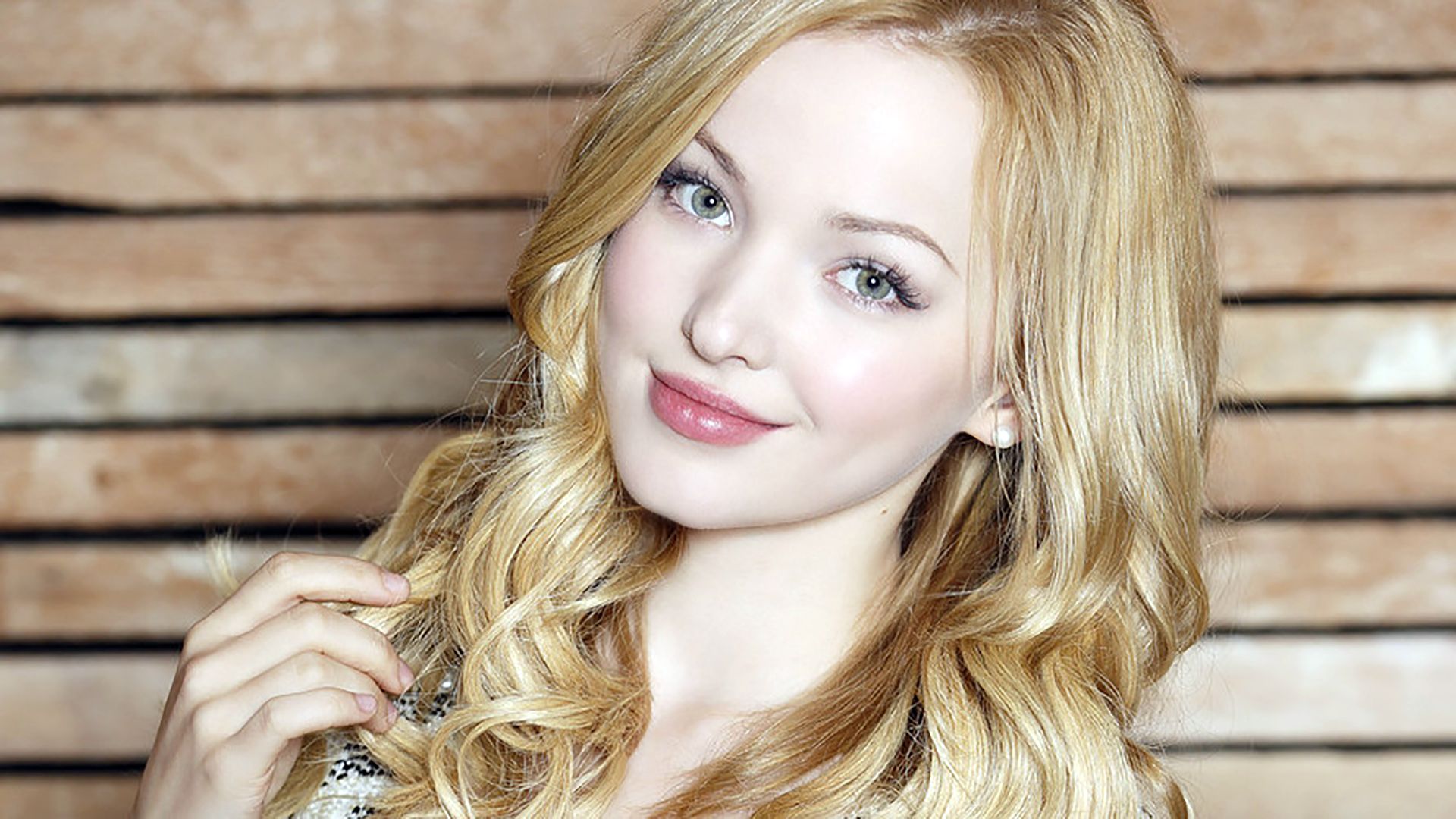 Dove Cameron Wallpapers