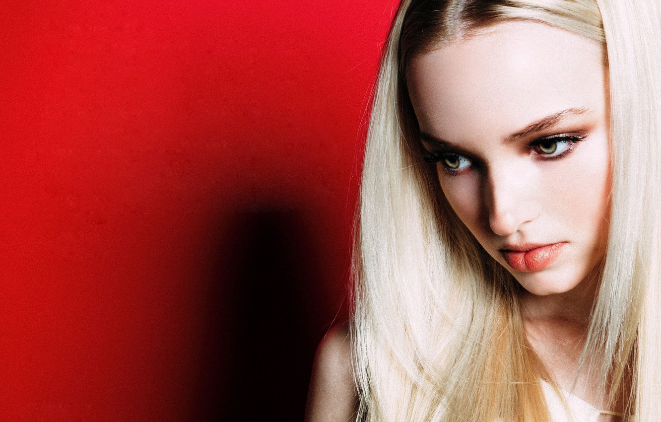 Dove Cameron Face Wallpapers