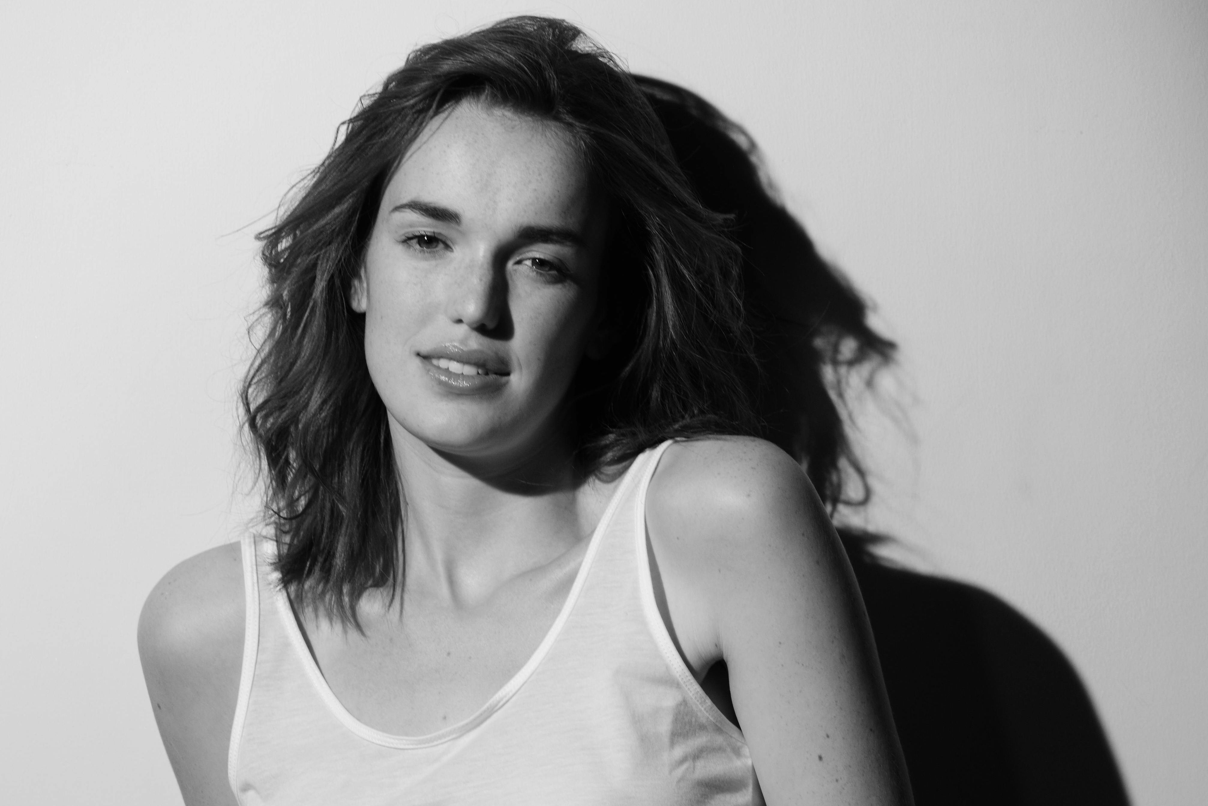 Elizabeth Henstridge Wallpapers