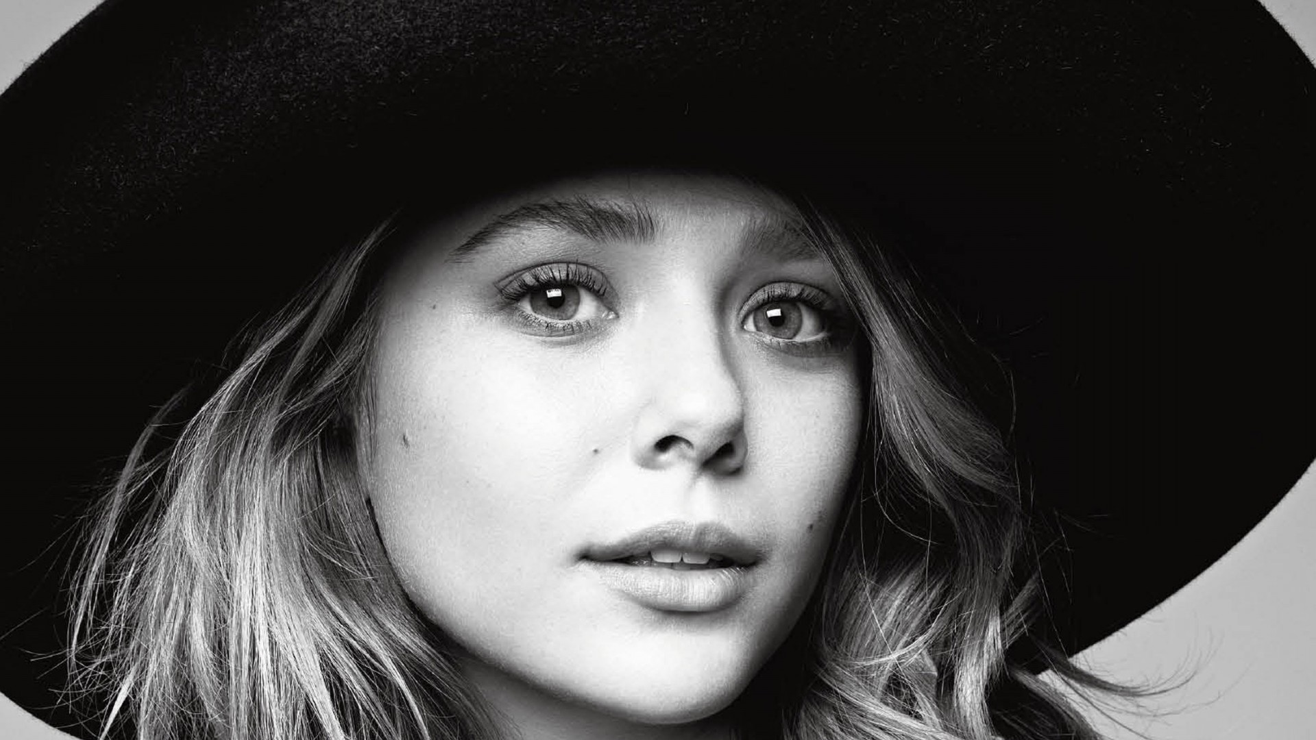 Elizabeth Olsen Beautiful Monochrome Wallpapers