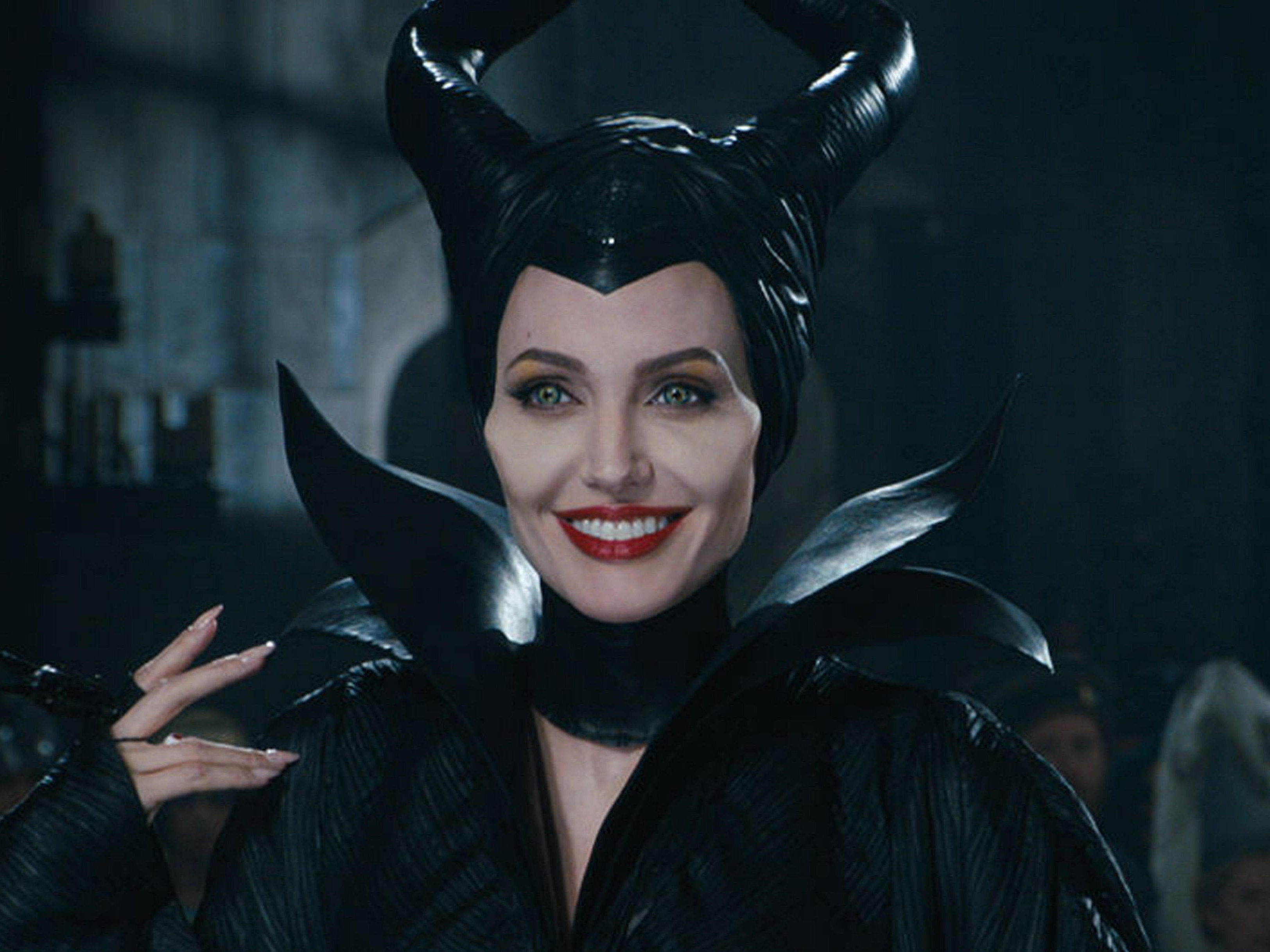 Elle Fanning As Maleficent Cosplay with Angelina Jolie Wallpapers