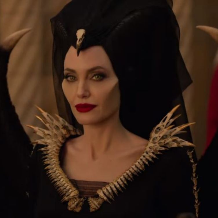 Elle Fanning As Maleficent Cosplay with Angelina Jolie Wallpapers