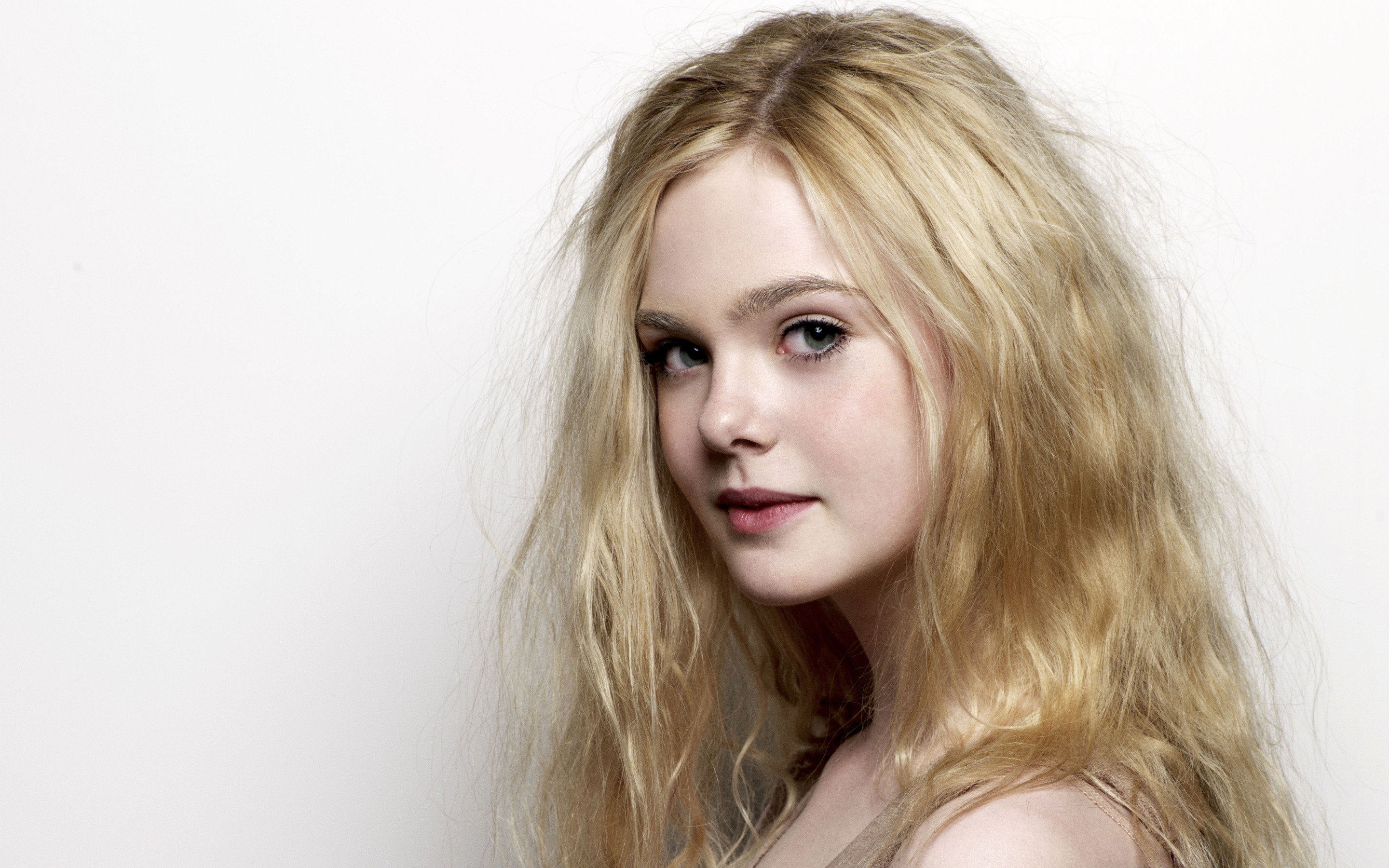 Elle Fanning Beautiful Smile Wallpapers