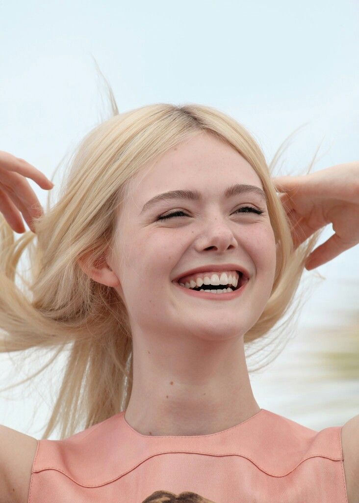 Elle Fanning Cute Wallpapers