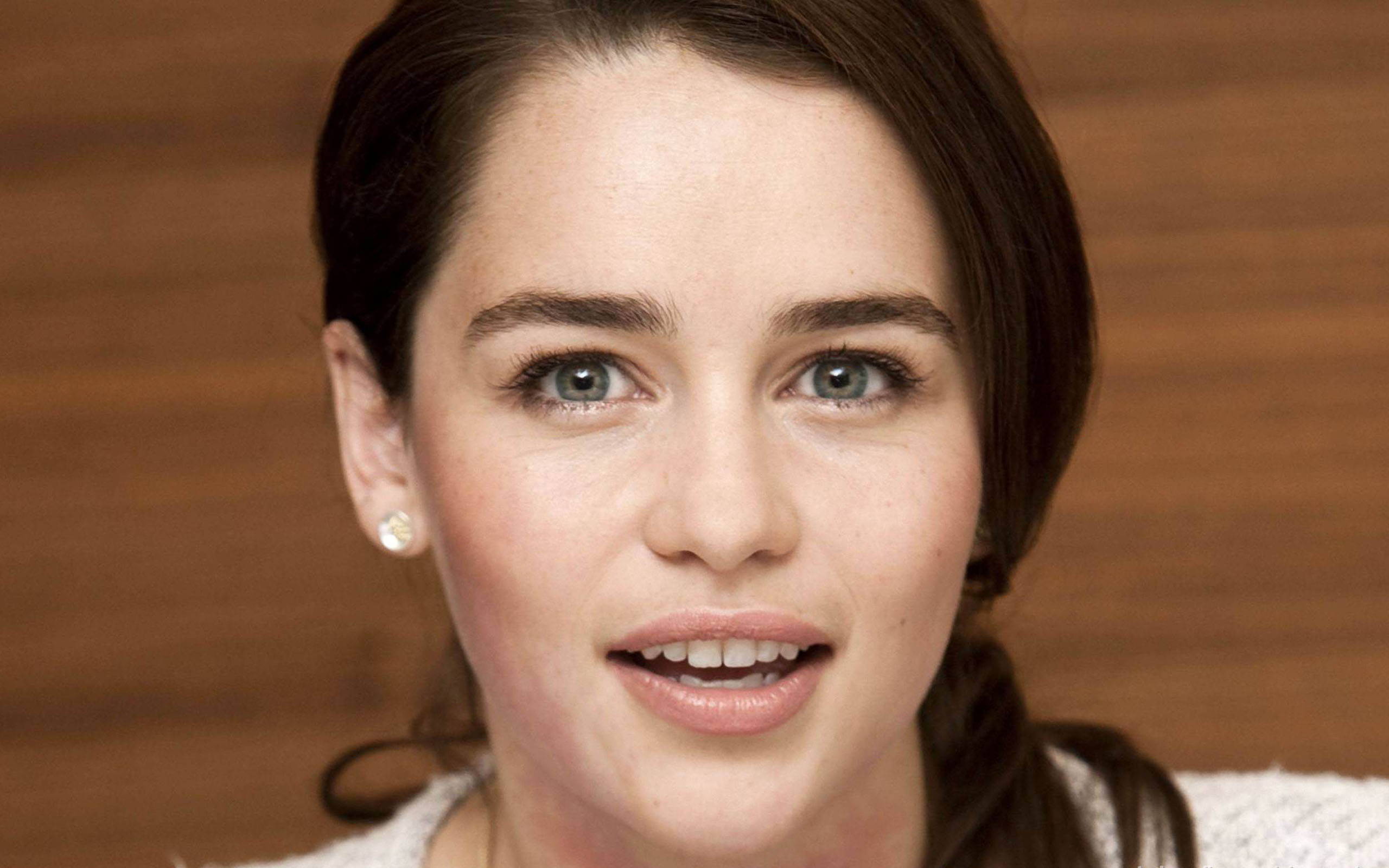 Emilia Clarke Cute Face Portrait Wallpapers