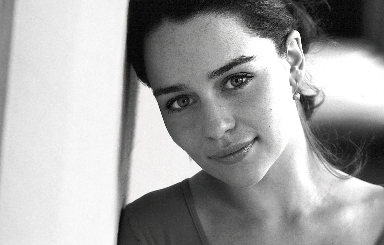 Emilia Clarke in Black Wallpapers