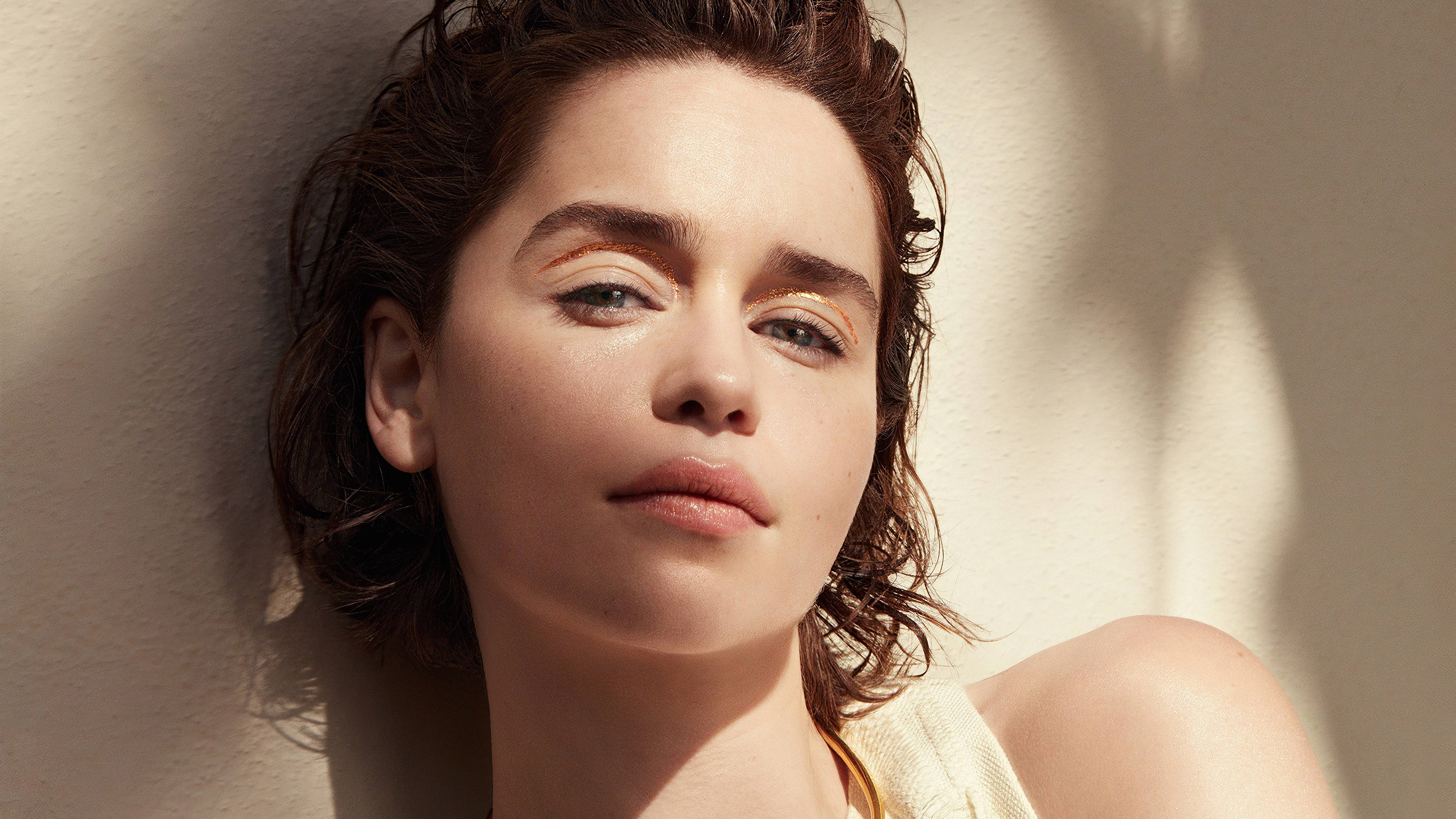 Emilia Clarke in Outdoor Sun Light Wallpapers