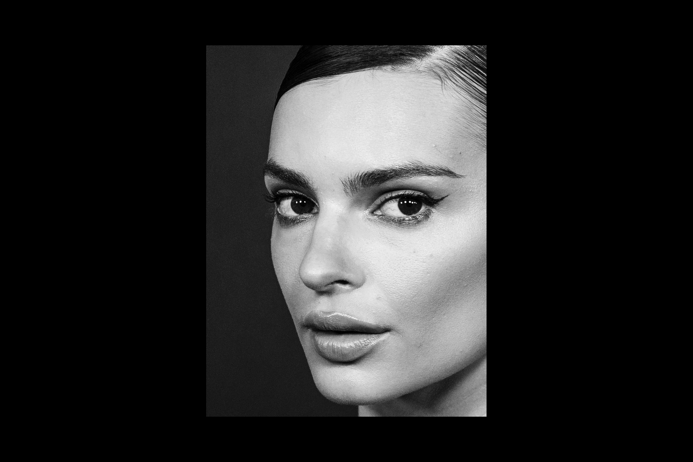 Emily Ratajkowski Monochrome 2018 Wallpapers