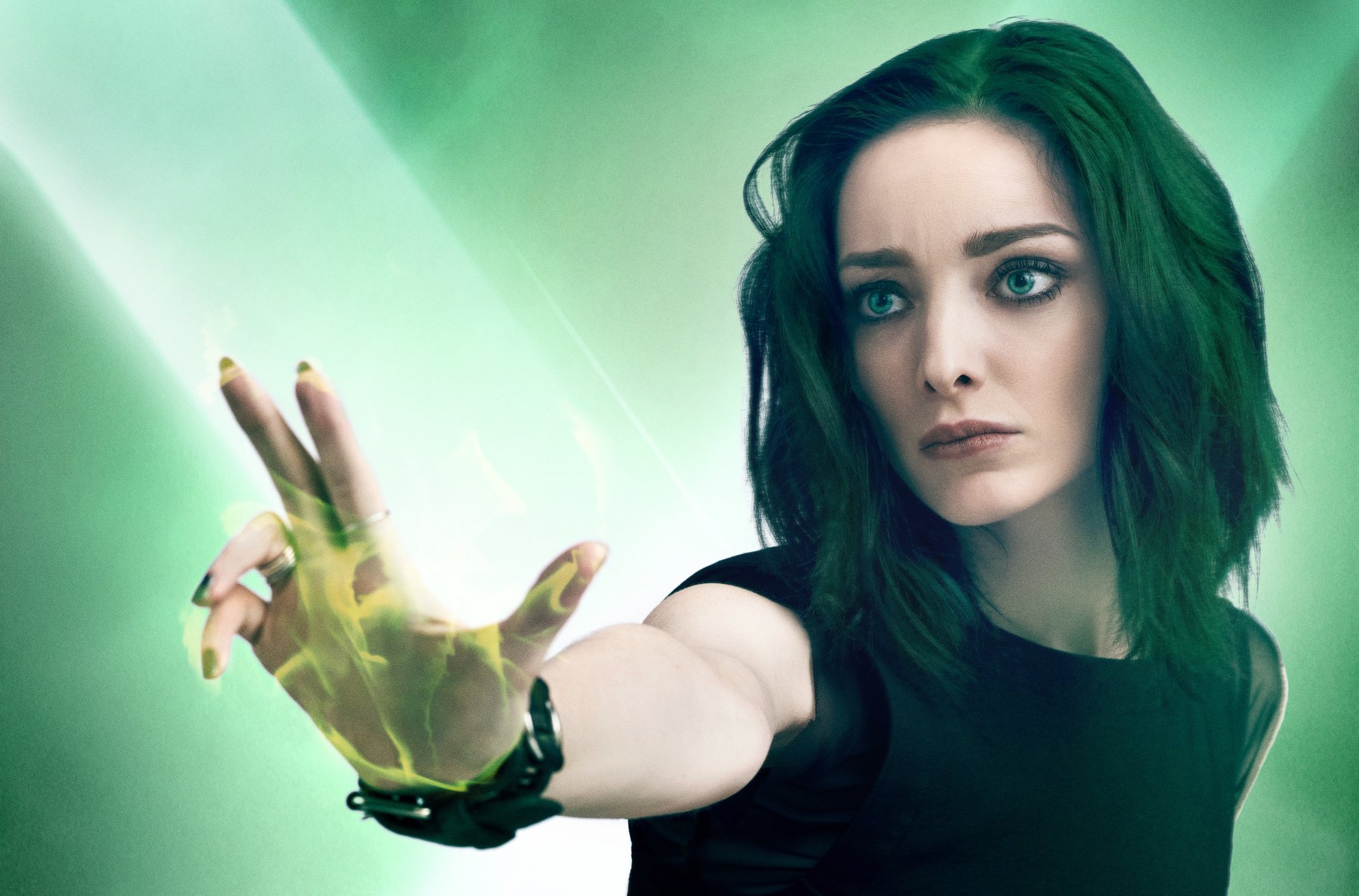 Emma Dumont 4K Wallpapers