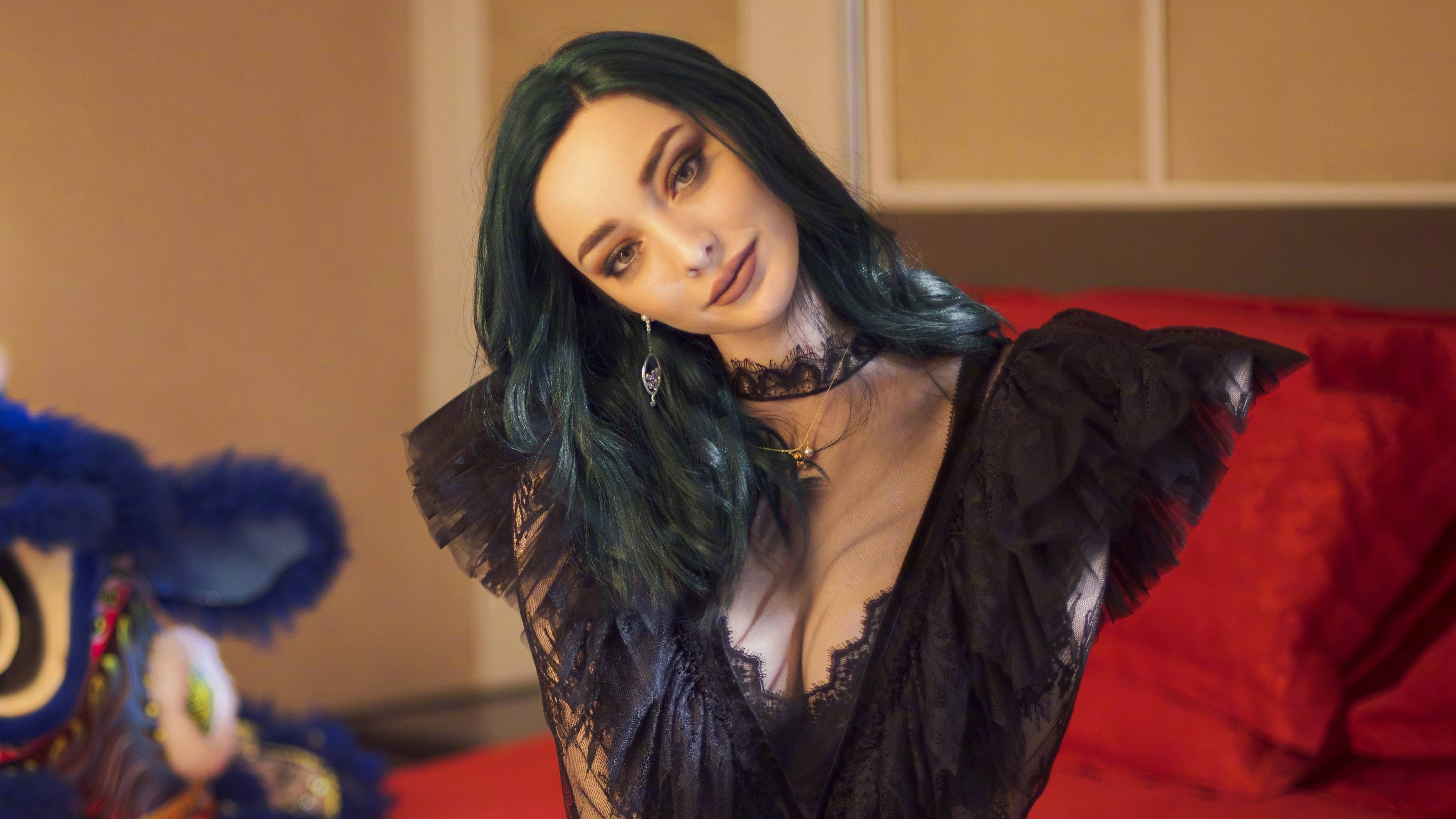 Emma Dumont 4K Wallpapers