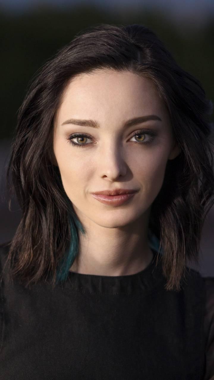 Emma Dumont 8K Wallpapers