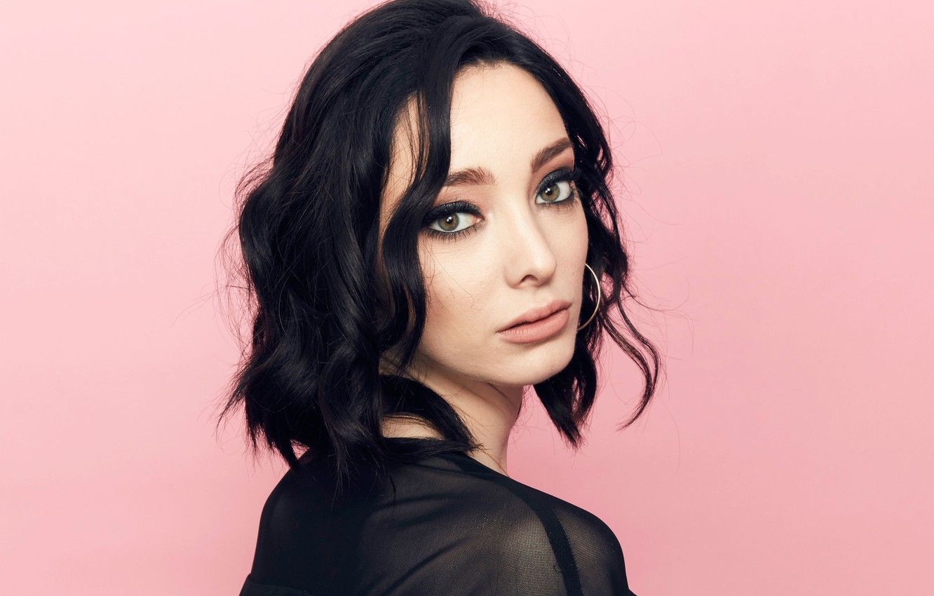 Emma Dumont 8K Wallpapers