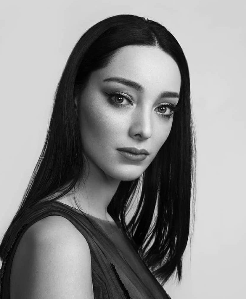 Emma Dumont Monochrome Wallpapers