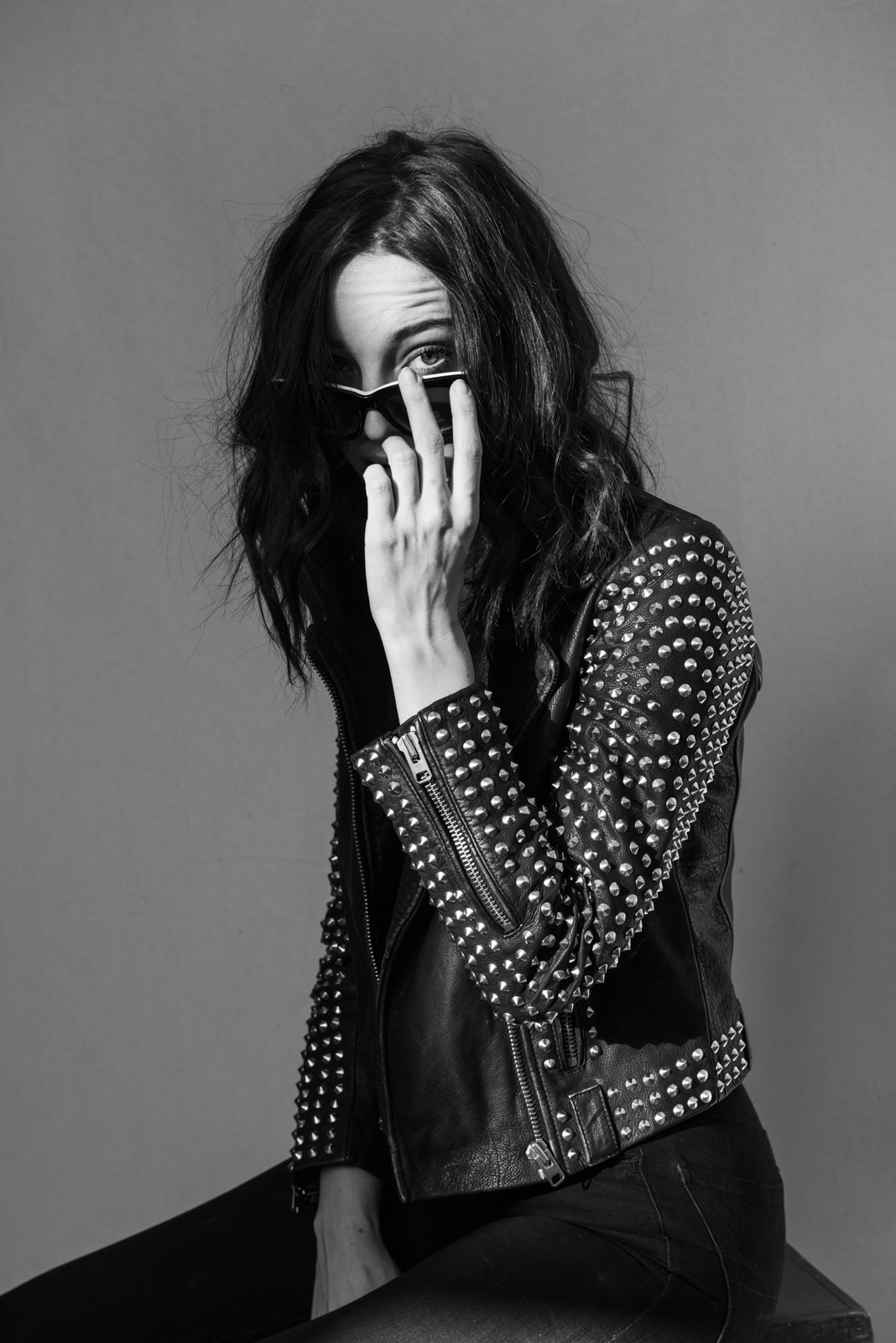 Emma Dumont Monochrome Wallpapers