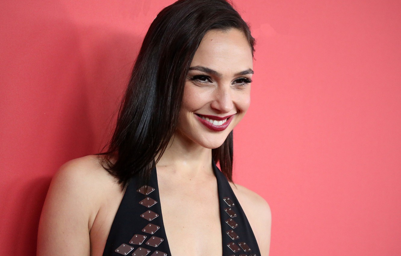 Gal Gadot Smiling Wallpapers