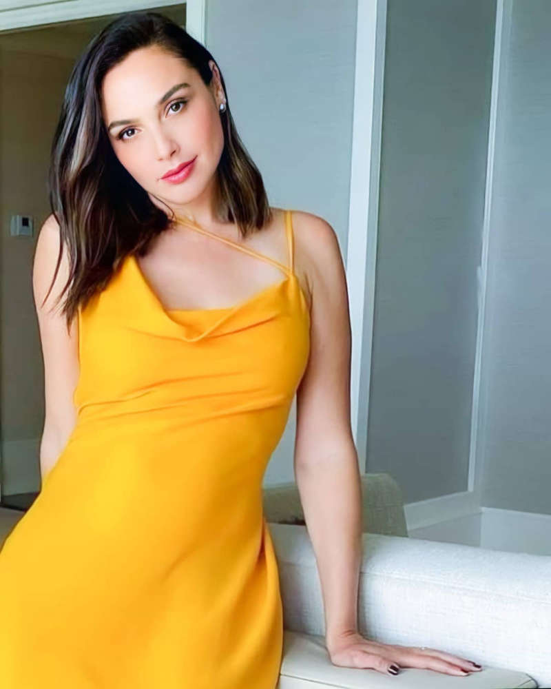 Gal Gadot Yellow Dress Wallpapers