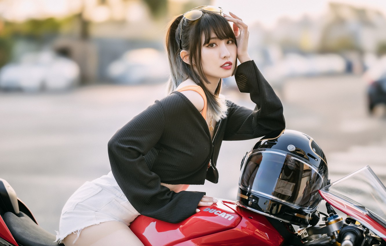 Girls & Motorcycles Wallpapers