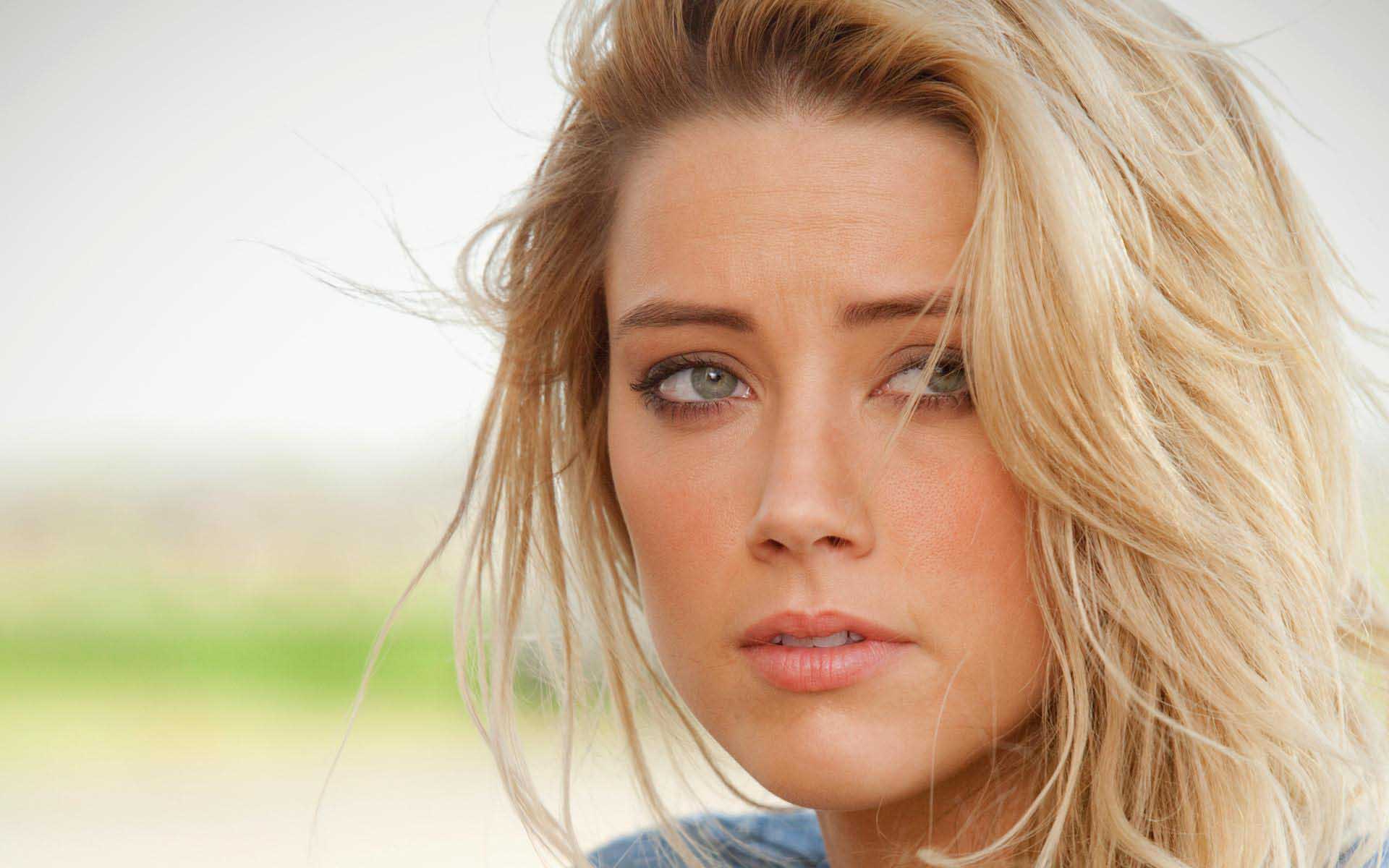 Hot Amber Heard In Blue Wallpapers