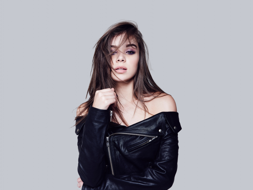 Hot Hailee Steinfeld Portrait Wallpapers