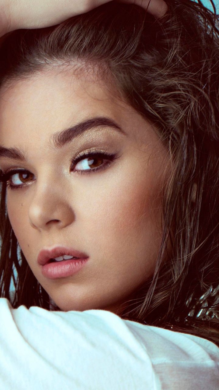 Hot Hailee Steinfeld Portrait Wallpapers